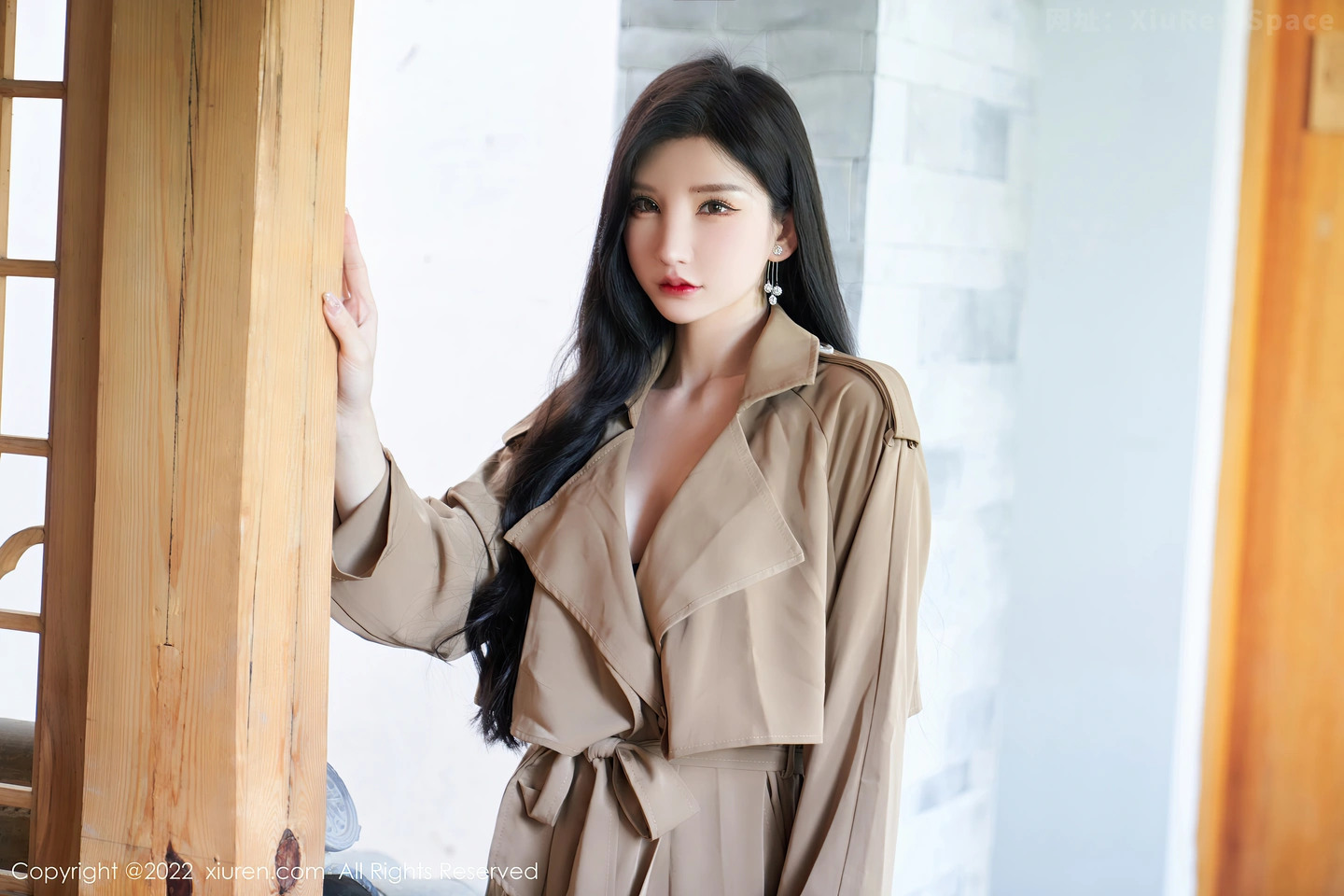 图片[5]-[XiuRen秀人网] VOL.5469 女神周于希Sally脱杏色风衣露黑色蕾丝内衣配蕾丝吊袜诱惑写真75P-秀人网官方网站